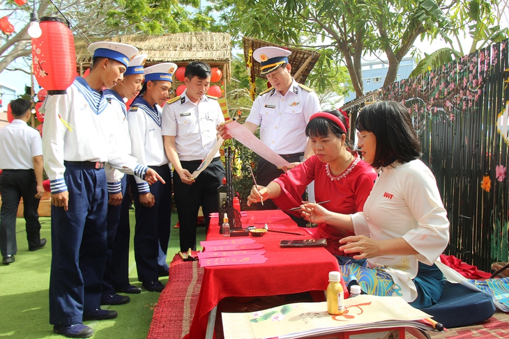 Ấm áp chương trình 'Xuân chung tay giữ biển – Tết thắm tình quân dân'- Ảnh 4.