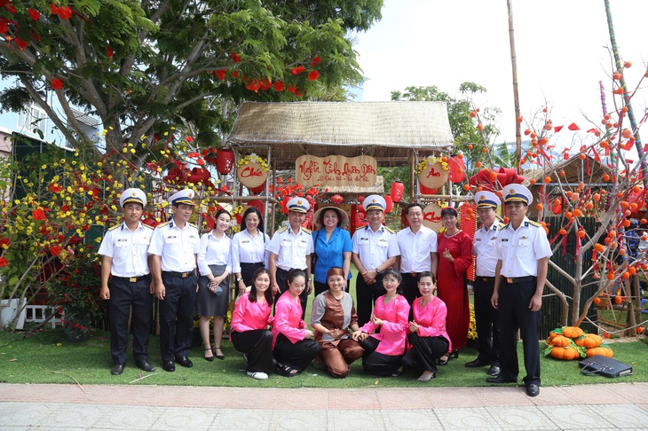 Ấm áp chương trình 'Xuân chung tay giữ biển – Tết thắm tình quân dân'- Ảnh 1.