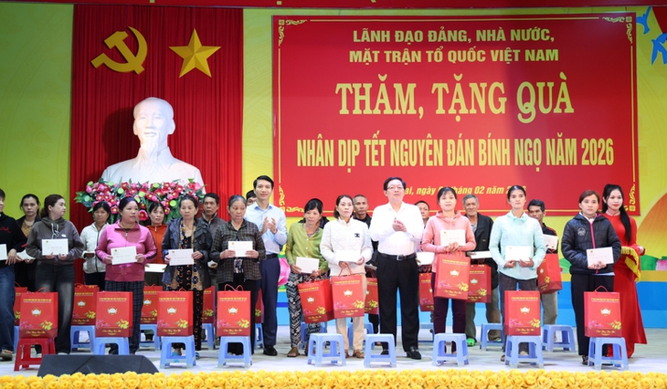 Phó Thủ tướng thăm, tặng quà Tết gia đình chính sách, công nhân khó khăn tại Gia Lai- Ảnh 2. Phó Thủ tướng thăm, tặng quà Tết gia đình chính sách, công nhân khó khăn tại Gia Lai- Ảnh 2.