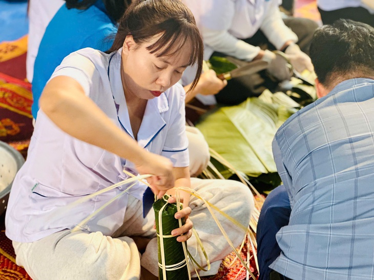 Y bác sĩ tự tay nấu bánh chưng tặng bệnh nhân- Ảnh 4.