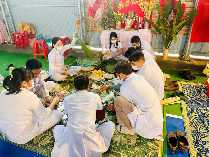 Y bác sĩ tự tay nấu bánh chưng tặng bệnh nhân- Ảnh 3.