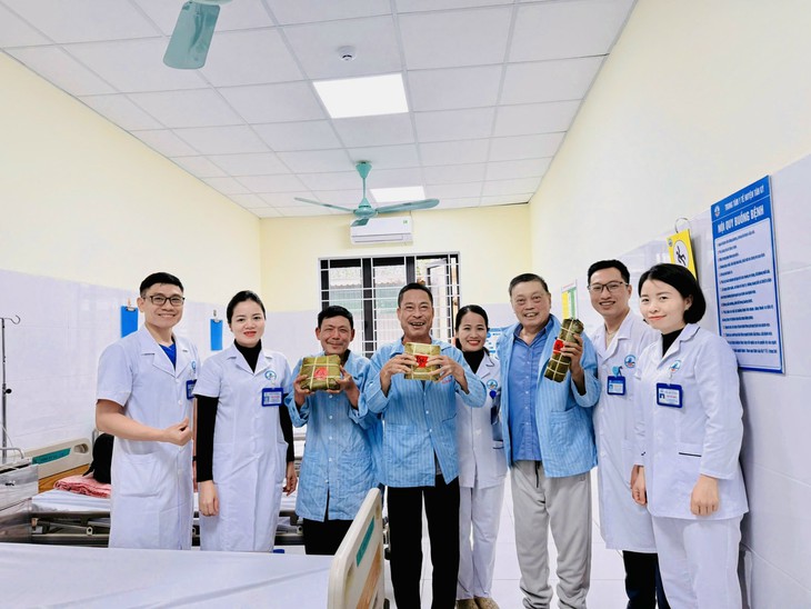 Y bác sĩ tự tay nấu bánh chưng tặng bệnh nhân- Ảnh 6.