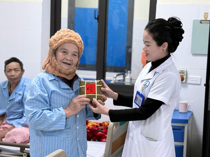 Y bác sĩ tự tay nấu bánh chưng tặng bệnh nhân- Ảnh 1.