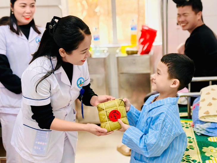 Y bác sĩ tự tay nấu bánh chưng tặng bệnh nhân- Ảnh 2.