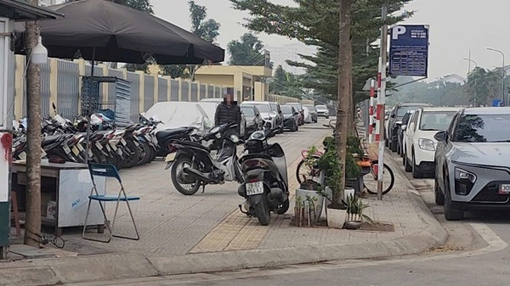 Chung cư Gelexia và Viện Pháp y Quốc gia bị 'bủa vây' bởi bãi xe không phép- Ảnh 5. Chung cư Gelexia và Viện Pháp y Quốc gia bị 'bủa vây' bởi bãi xe không phép- Ảnh 5.