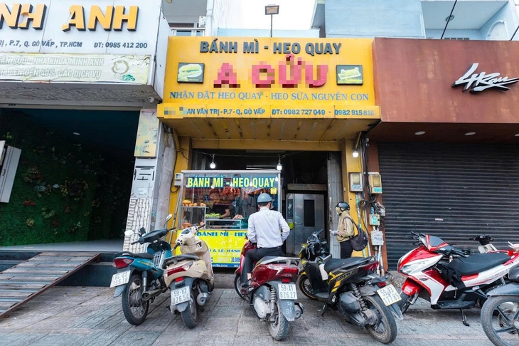 TPHCM: Số ca nghi ngộ độc sau khi ăn bánh mì A.C tiếp tục tăng- Ảnh 1.
