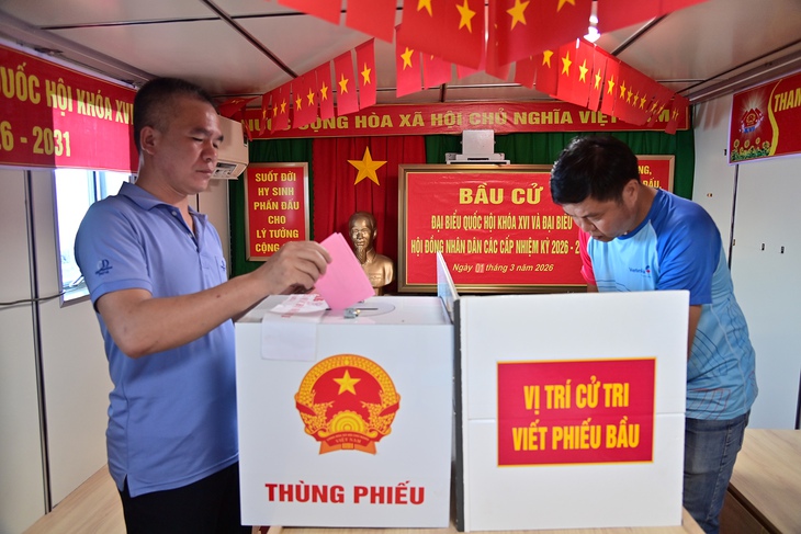 Nhiều cử tri nơi đầu sóng hào hứng đi bầu cử sớm- Ảnh 2.
