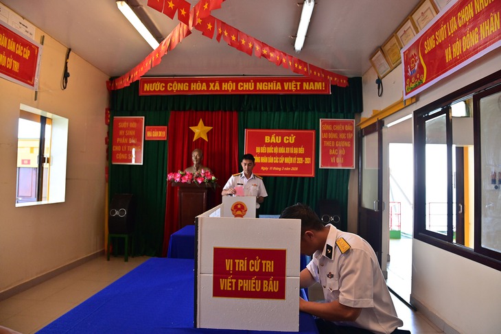 Nhiều cử tri nơi đầu sóng hào hứng đi bầu cử sớm- Ảnh 3.
