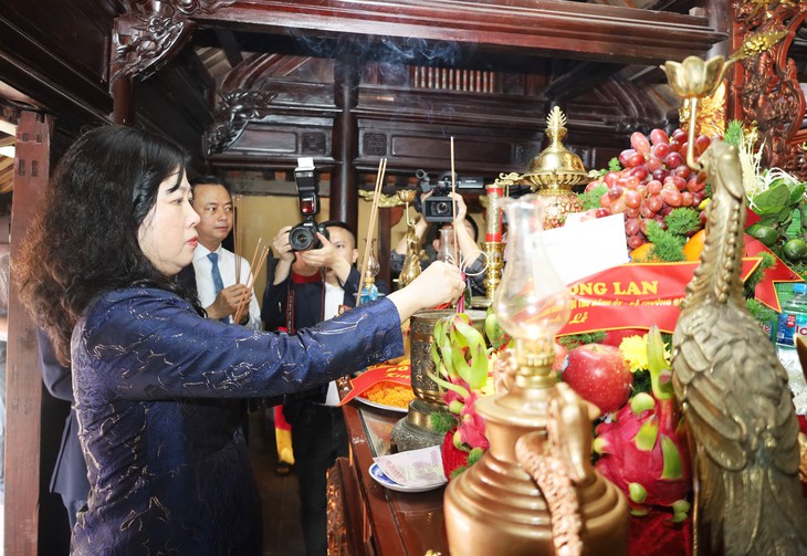 Bộ trưởng Bộ Y tế dâng hương tưởng niệm Đại danh y Hải Thượng Lãn Ông Lê Hữu Trác- Ảnh 2.