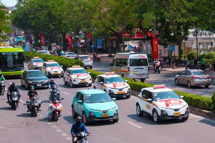 Hà Nội sẽ chuyển đổi hoàn toàn taxi sang xe điện, nồng độ bụi mịn giảm thế nào?- Ảnh 1. Hà Nội sẽ chuyển đổi hoàn toàn taxi sang xe điện, nồng độ bụi mịn giảm thế nào?- Ảnh 1.