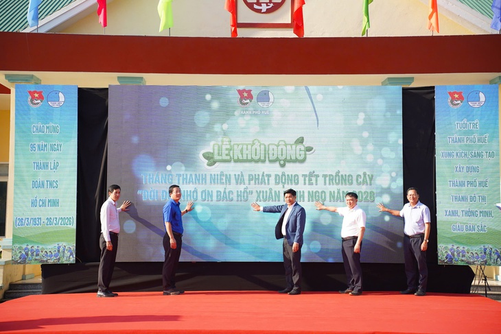 Khám bệnh, cấp phát thuốc miễn phí cho hàng trăm người dân Huế- Ảnh 1.