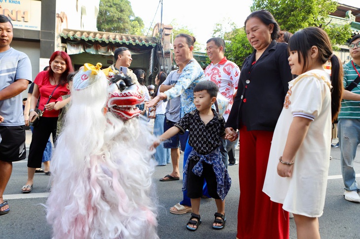 Đông nghịt người dự Lễ Nghinh Ông Quan Thánh Đế Quân- Ảnh 8.