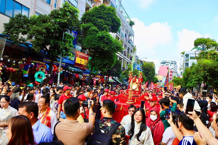 Đông nghịt người dự Lễ Nghinh Ông Quan Thánh Đế Quân- Ảnh 4.