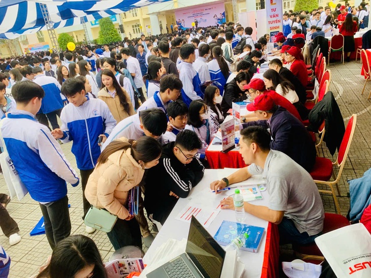 Sĩ tử loay hoay chọn ngành học giữa đam mê và thực tế- Ảnh 1. Sĩ tử loay hoay chọn ngành học giữa đam mê và thực tế- Ảnh 1.