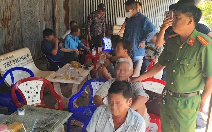 14 người cá cược qua mạng "ĐÁ GÀ 67" bị bắt quả tang