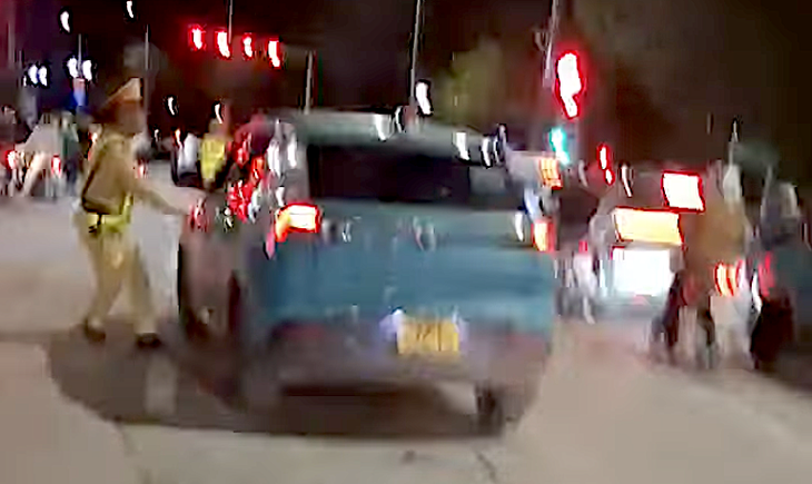 Hà Nội: Tài xế taxi có cồn vượt khung, không chịu ký biên bản đối mặt mức phạt nào?- Ảnh 2. Hà Nội: Tài xế taxi có cồn vượt khung, không chịu ký biên bản đối mặt mức phạt nào?- Ảnh 2.