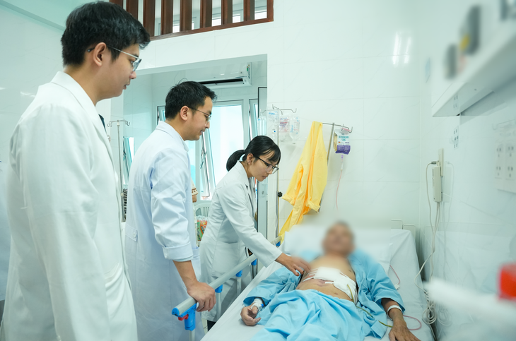 Đau bụng nhiều ngày, tự uống thuốc giảm đau, người đàn ông thủng dạ dày nguy kịch- Ảnh 1. Đau bụng nhiều ngày, tự uống thuốc giảm đau, người đàn ông thủng dạ dày nguy kịch- Ảnh 1.