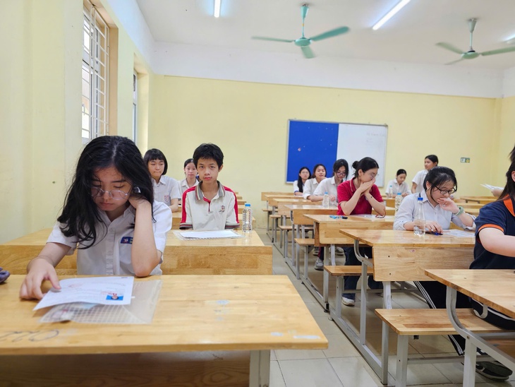 Phụ huynh nói gì trước đề xuất bỏ khu vực tuyển sinh lớp 10 ở Hà Nội?- Ảnh 1. Phụ huynh nói gì trước đề xuất bỏ khu vực tuyển sinh lớp 10 ở Hà Nội?- Ảnh 1.
