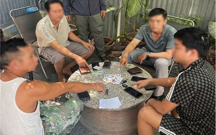 Công an bắt 9 đối tượng đánh bạc bằng hình thức "tiến lên" và "xóc đĩa"  