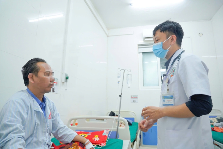 Bác sĩ thăm hỏi bệnh nhân sau can thiệp. Bác sĩ thăm hỏi bệnh nhân sau can thiệp.