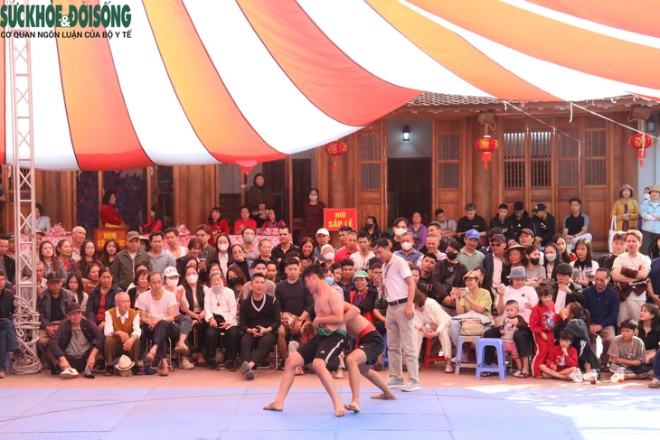 Sới vật ngày Xuân, để sân chơi là niềm tự hào của cộng đồng
Kỳ 1: Ngày Xuân đến hội xem vật- Ảnh 1. Sới vật ngày Xuân, để sân chơi là niềm tự hào của cộng đồng
Kỳ 1: Ngày Xuân đến hội xem vật- Ảnh 1.
