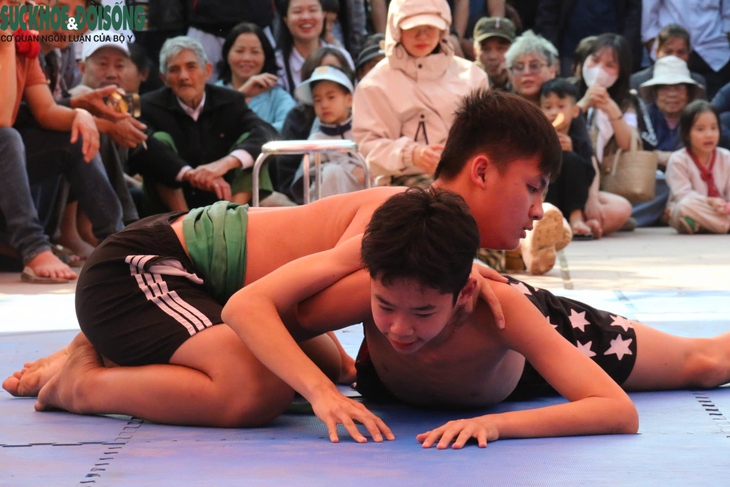 Sới vật ngày Xuân, để sân chơi là niềm tự hào của cộng đồng
Kỳ 1: Ngày Xuân đến hội xem vật- Ảnh 9. Sới vật ngày Xuân, để sân chơi là niềm tự hào của cộng đồng
Kỳ 1: Ngày Xuân đến hội xem vật- Ảnh 9.