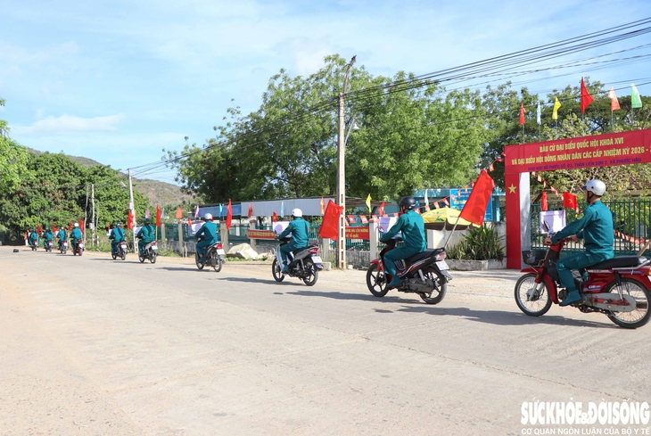 Bộ đội, dân quân len lỏi 'đến từng ngõ, đi từng rẫy' đưa thông tin bầu cử đến Nhân dân- Ảnh 8. Bộ đội, dân quân len lỏi 'đến từng ngõ, đi từng rẫy' đưa thông tin bầu cử đến Nhân dân- Ảnh 8.