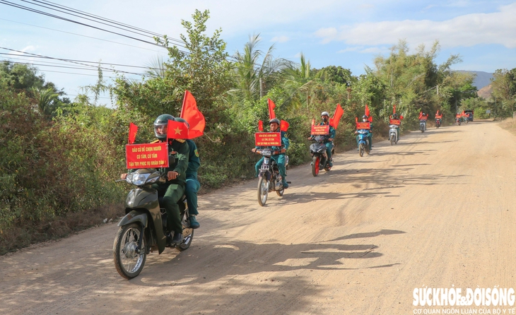 Bộ đội, dân quân len lỏi 'đến từng ngõ, đi từng rẫy' đưa thông tin bầu cử đến Nhân dân- Ảnh 7. Bộ đội, dân quân len lỏi 'đến từng ngõ, đi từng rẫy' đưa thông tin bầu cử đến Nhân dân- Ảnh 7.