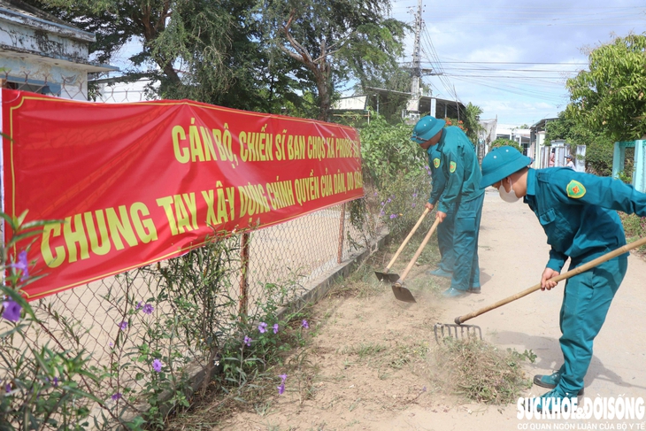 Bộ đội, dân quân len lỏi 'đến từng ngõ, đi từng rẫy' đưa thông tin bầu cử đến Nhân dân- Ảnh 4. Bộ đội, dân quân len lỏi 'đến từng ngõ, đi từng rẫy' đưa thông tin bầu cử đến Nhân dân- Ảnh 4.