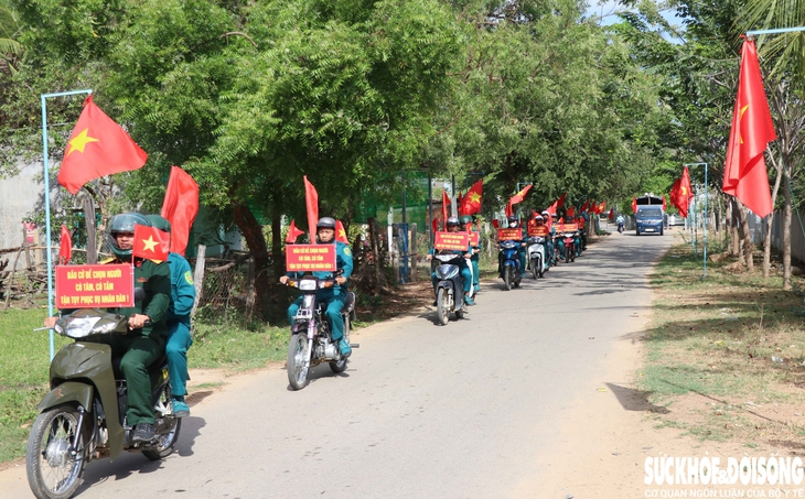 Bộ đội, dân quân len lỏi 'đến từng ngõ, đi từng rẫy' đưa thông tin bầu cử đến Nhân dân- Ảnh 3. Bộ đội, dân quân len lỏi 'đến từng ngõ, đi từng rẫy' đưa thông tin bầu cử đến Nhân dân- Ảnh 3.