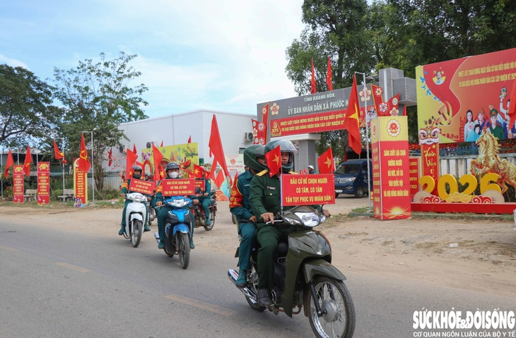 Bộ đội, dân quân len lỏi 'đến từng ngõ, đi từng rẫy' đưa thông tin bầu cử đến Nhân dân- Ảnh 1. Bộ đội, dân quân len lỏi 'đến từng ngõ, đi từng rẫy' đưa thông tin bầu cử đến Nhân dân- Ảnh 1.