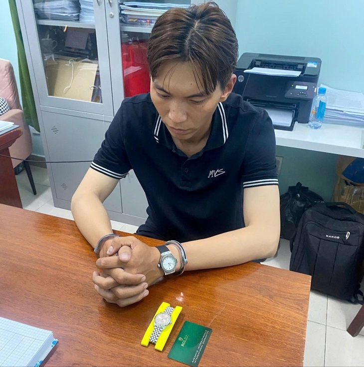 Mời bạn trai về nhà, cô gái bị trộm đồng hồ Rolex hơn 274 triệu- Ảnh 2. Mời bạn trai về nhà, cô gái bị trộm đồng hồ Rolex hơn 274 triệu- Ảnh 2.