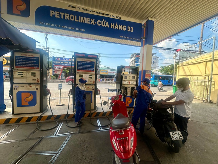 TPHCM đảm bảo nguồn cung xăng dầu, cảnh báo nguy cơ cháy nổ khi tích trữ- Ảnh 1.