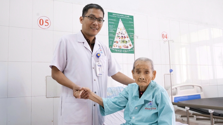 Phẫu thuật thay khớp háng bán phần cho cụ bà 106 tuổi- Ảnh 1.