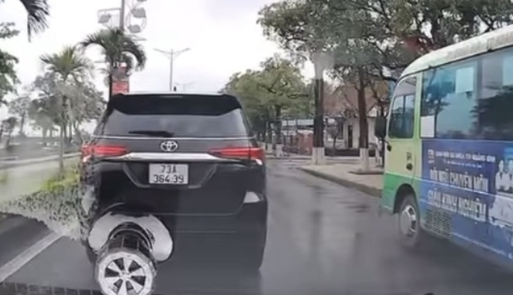 CSGT Quảng Trị xác minh video ô tô dừng giữa đường cản trở giao thông- Ảnh 1.