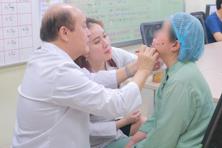 Tìm lại nụ cười cho người phụ nữ sau hơn 4 thập kỷ liệt mặt- Ảnh 1.
