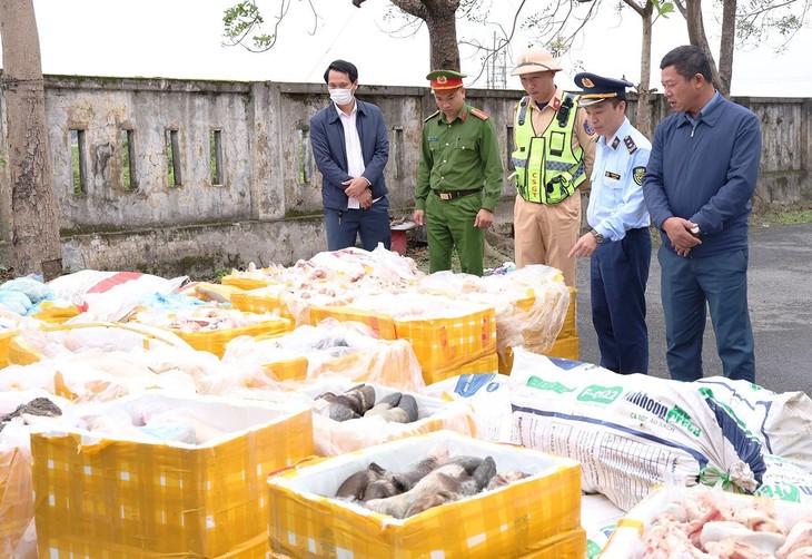 Chặn xe tải chở hơn 2,6 tấn nội tạng, xương động vật không rõ nguồn gốc- Ảnh 1. Chặn xe tải chở hơn 2,6 tấn nội tạng, xương động vật không rõ nguồn gốc- Ảnh 1.