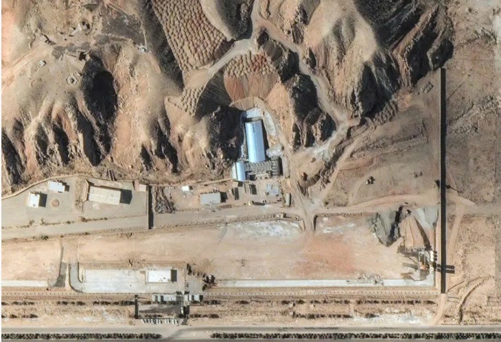 Hình ảnh oanh tạc cơ B-2 Mỹ ném bom xuyên hầm GBU-57 xuống cơ sở hạt nhân của Iran?- Ảnh 2.