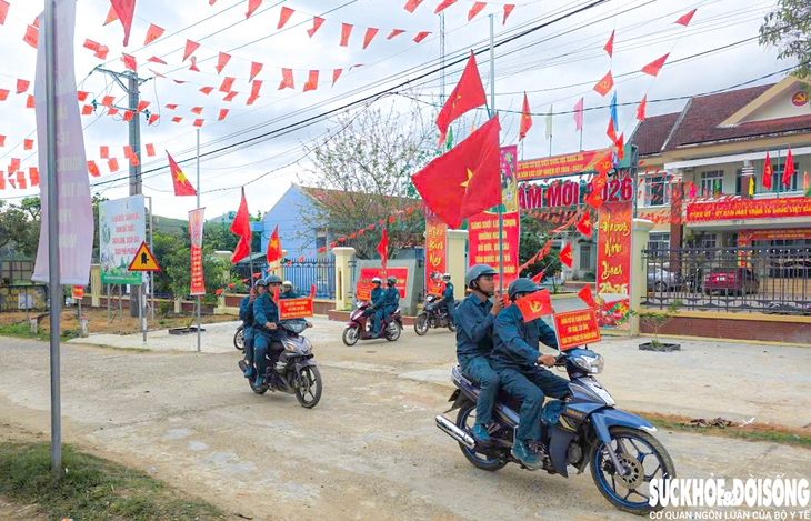 Lực lượng vũ trang Khánh Hòa đưa thông tin bầu cử đến với bà con dân tộc thiểu số- Ảnh 3. Lực lượng vũ trang Khánh Hòa đưa thông tin bầu cử đến với bà con dân tộc thiểu số- Ảnh 3.