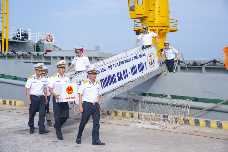 Hoàn thành bầu cử sớm trên biển cho hơn 600 cử tri là cán bộ, chiến sĩ và ngư dân- Ảnh 1. Hoàn thành bầu cử sớm trên biển cho hơn 600 cử tri là cán bộ, chiến sĩ và ngư dân- Ảnh 1.