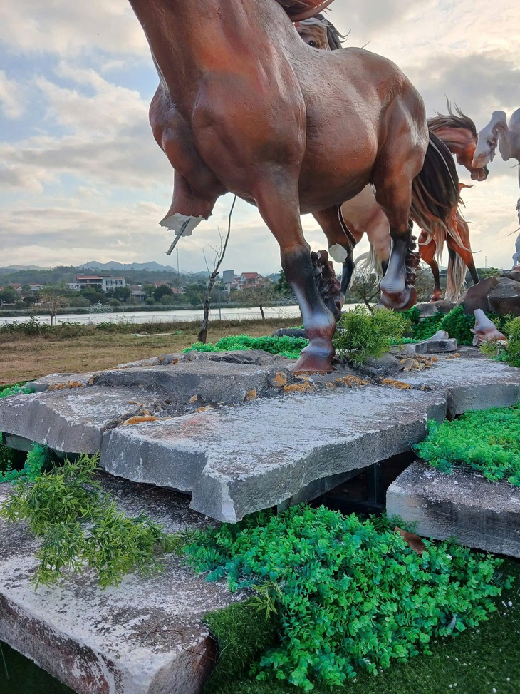 Linh vật ngựa ở vùng biên Quảng Trị mất đầu, gãy chân- Ảnh 3.