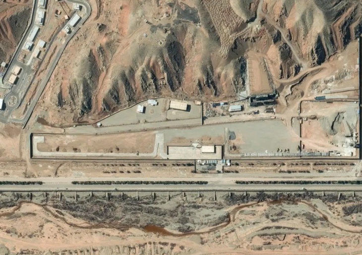 Hình ảnh oanh tạc cơ B-2 Mỹ ném bom xuyên hầm GBU-57 xuống cơ sở hạt nhân của Iran?- Ảnh 1.