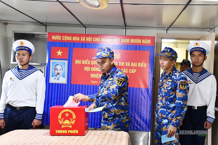 Những lá phiếu đặc biệt trên tàu của Lữ đoàn 127, Vùng 5 Hải quân- Ảnh 1. Những lá phiếu đặc biệt trên tàu của Lữ đoàn 127, Vùng 5 Hải quân- Ảnh 1.