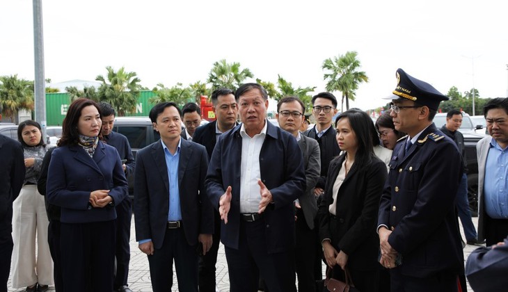 Thứ trưởng Đỗ Xuân Tuyên kiểm tra việc chuẩn bị triển khai quy định mới về an toàn thực phẩm tại Cửa khẩu Quốc tế Móng Cái
- Ảnh 1. Thứ trưởng Đỗ Xuân Tuyên kiểm tra việc chuẩn bị triển khai quy định mới về an toàn thực phẩm tại Cửa khẩu Quốc tế Móng Cái
- Ảnh 1.