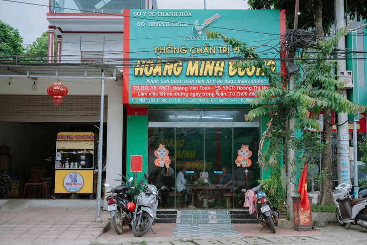 ‘Thần y' dỏm và sự thật về bài thuốc xương khớp 3 đời từ lá cây và cỏ- Ảnh 1. ‘Thần y' dỏm và sự thật về bài thuốc xương khớp 3 đời từ lá cây và cỏ- Ảnh 1.