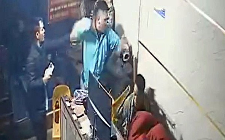 Công an vào cuộc vụ tài xế xe công nghệ hành hung người dân giữa đêm ở Hà Nội- Ảnh 1.