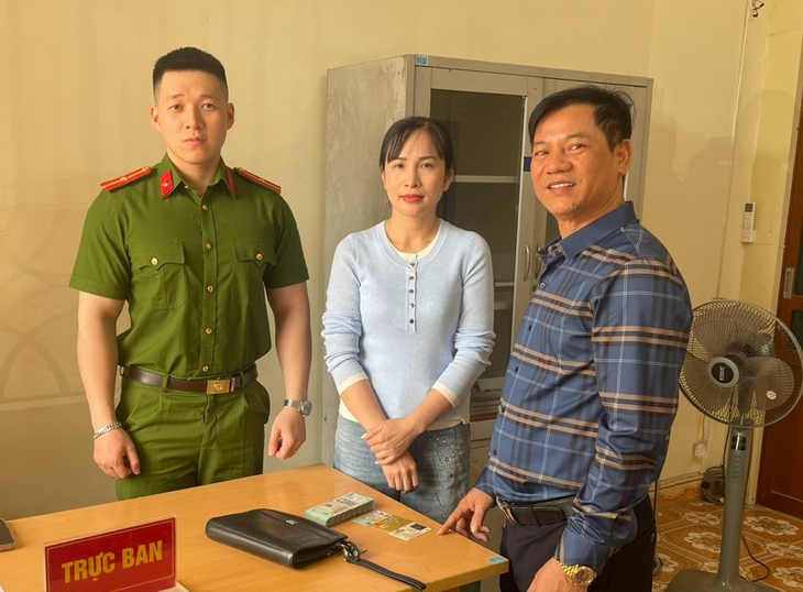 Đi chợ về, người phụ nữ bất ngờ nhặt được 100 triệu đồng đánh rơi- Ảnh 1.