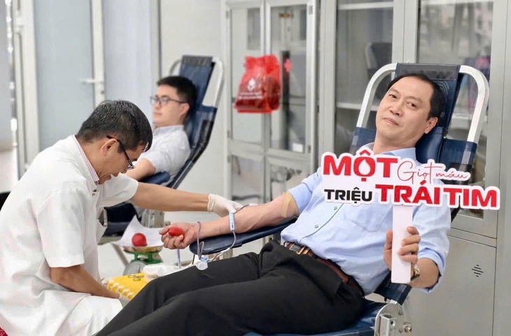 Cán bộ, nhân viên y tế Huế hiến máu tình nguyện, sẻ chia cùng người bệnh- Ảnh 4. Cán bộ, nhân viên y tế Huế hiến máu tình nguyện, sẻ chia cùng người bệnh- Ảnh 4.
