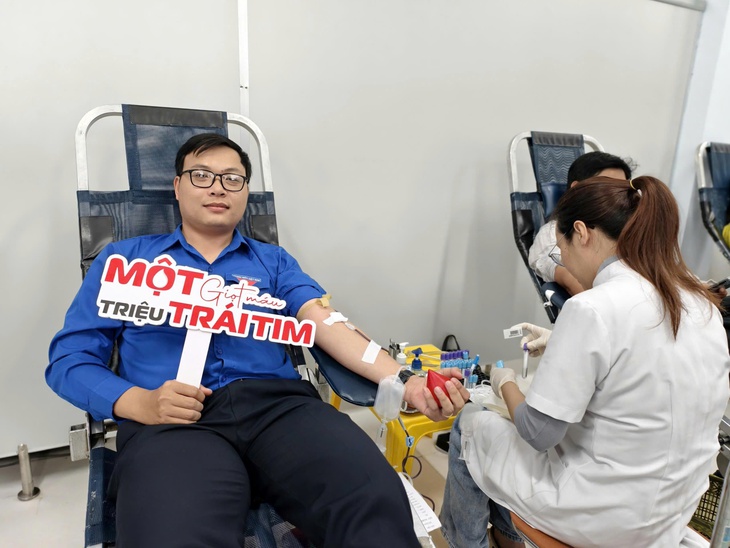 Cán bộ, nhân viên y tế Huế hiến máu tình nguyện, sẻ chia cùng người bệnh- Ảnh 3. Cán bộ, nhân viên y tế Huế hiến máu tình nguyện, sẻ chia cùng người bệnh- Ảnh 3.