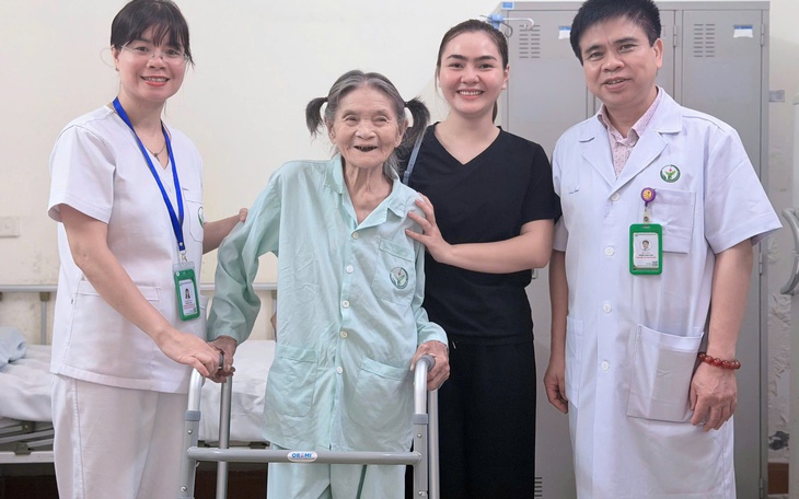 16 ngày, 2 cuộc đại phẫu cứu cụ bà 89 tuổi ở Bệnh viện Việt Đức